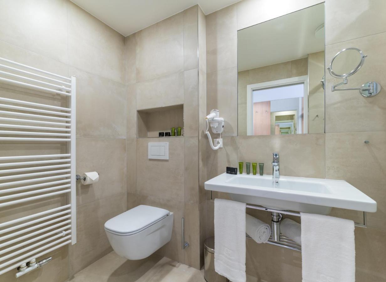פבלוב Wellness Hotel Iris מראה חיצוני תמונה