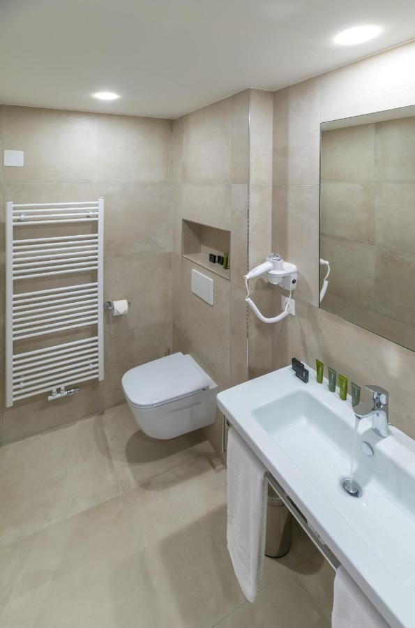 פבלוב Wellness Hotel Iris מראה חיצוני תמונה