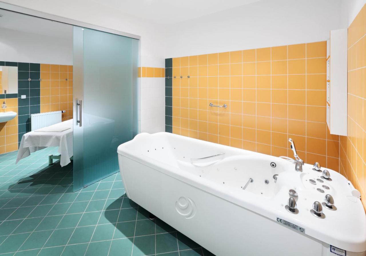 פבלוב Wellness Hotel Iris מראה חיצוני תמונה