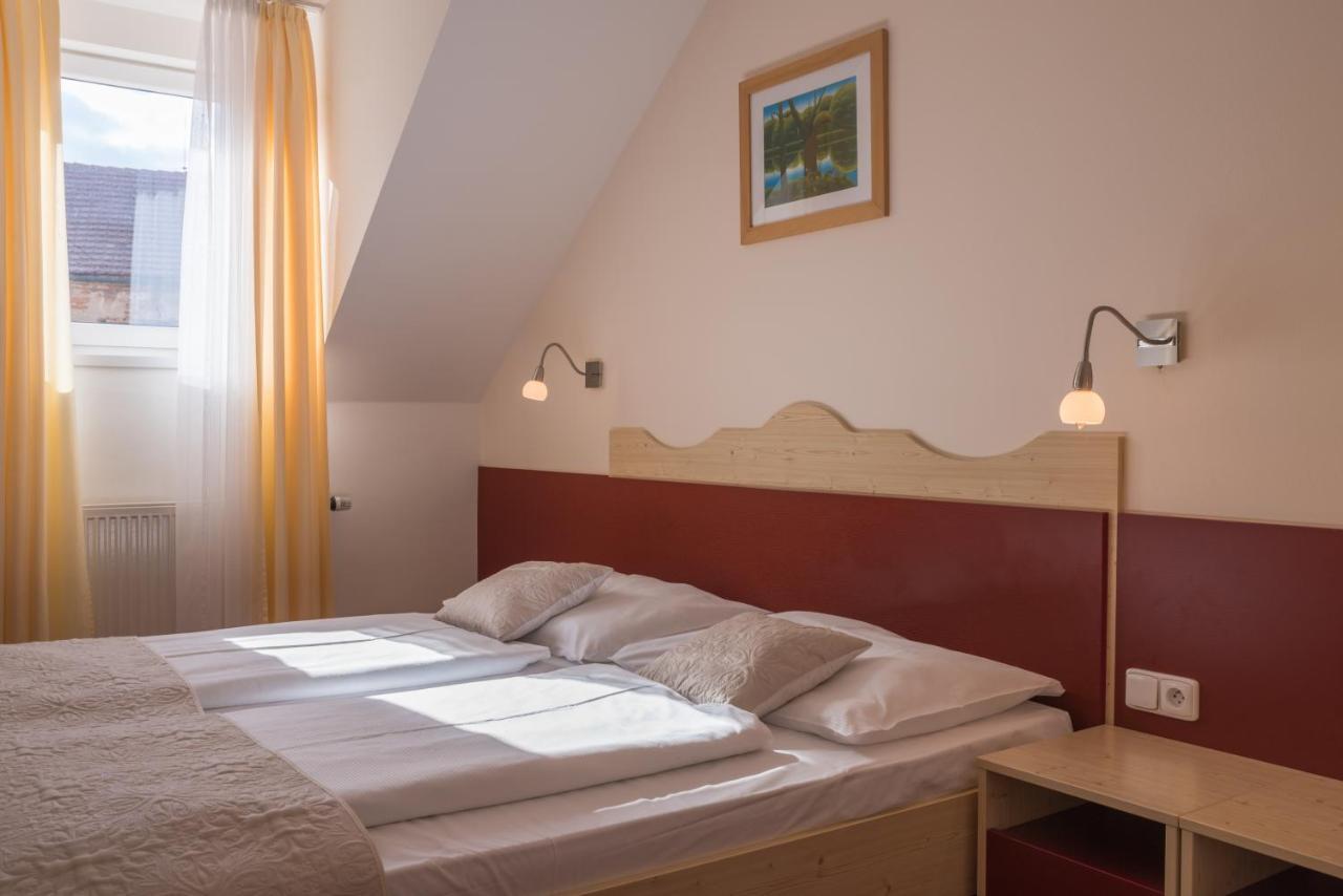 פבלוב Wellness Hotel Iris מראה חיצוני תמונה