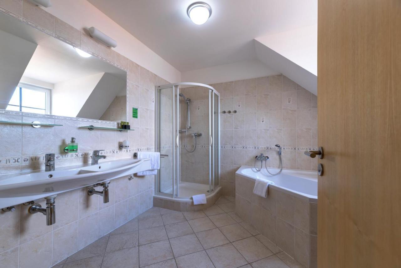 פבלוב Wellness Hotel Iris מראה חיצוני תמונה