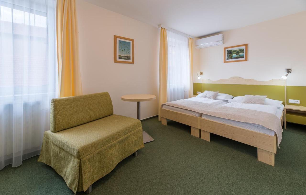 פבלוב Wellness Hotel Iris מראה חיצוני תמונה