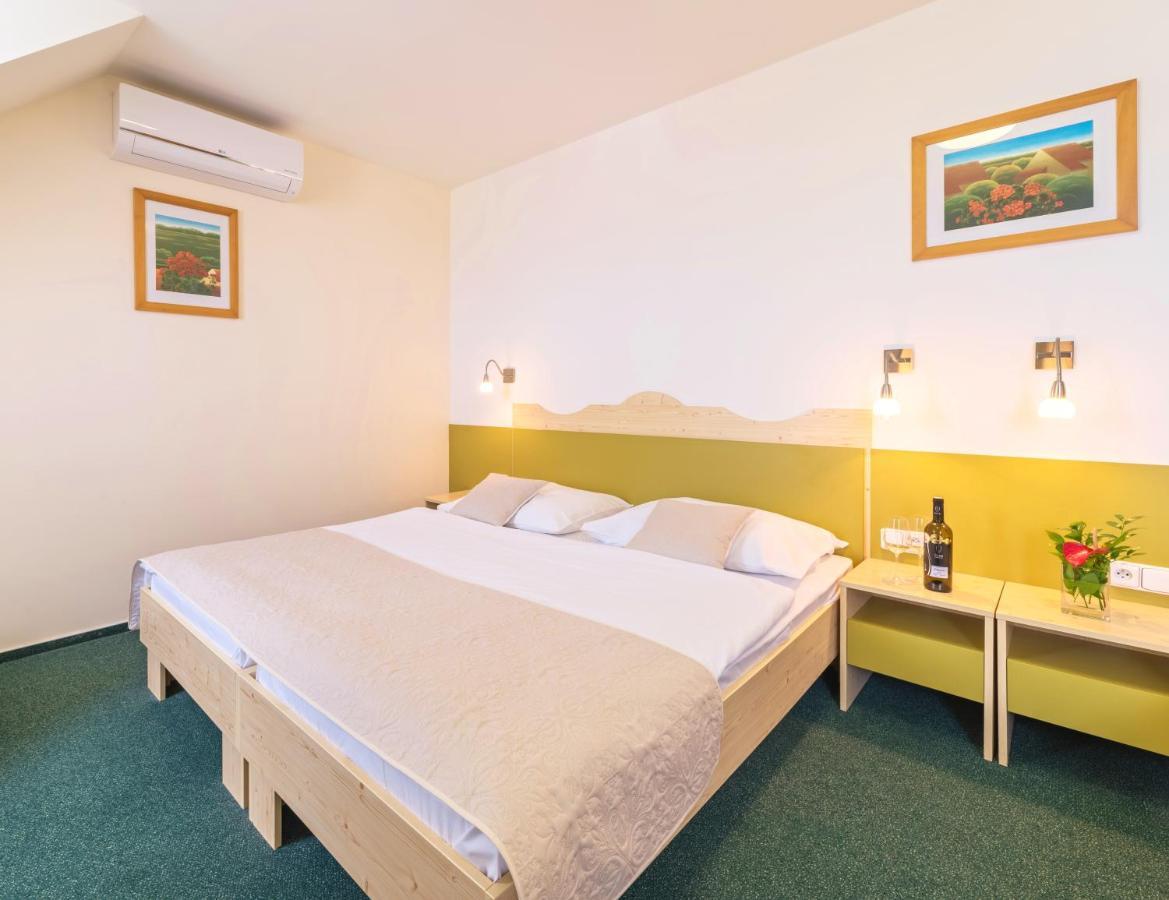 פבלוב Wellness Hotel Iris מראה חיצוני תמונה