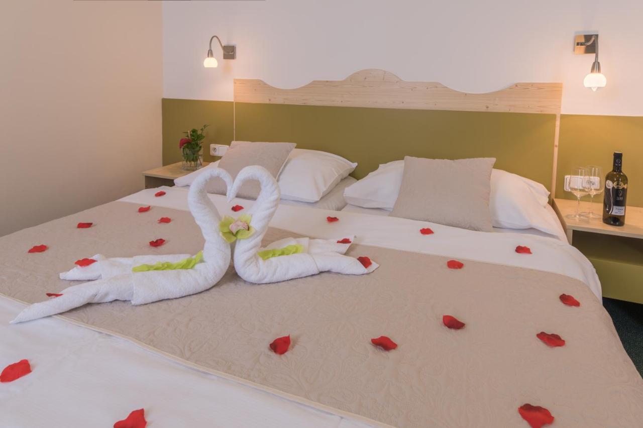 פבלוב Wellness Hotel Iris מראה חיצוני תמונה