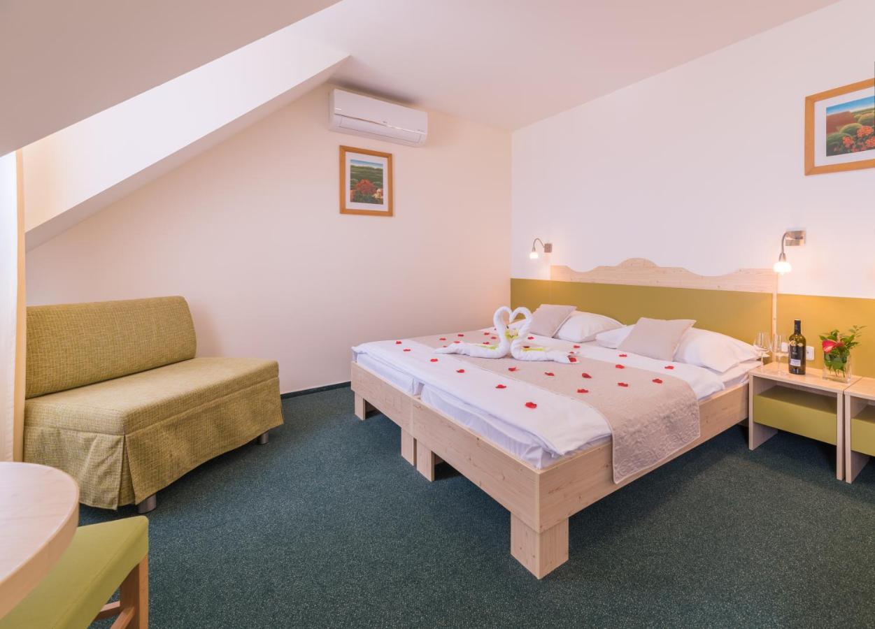 פבלוב Wellness Hotel Iris מראה חיצוני תמונה