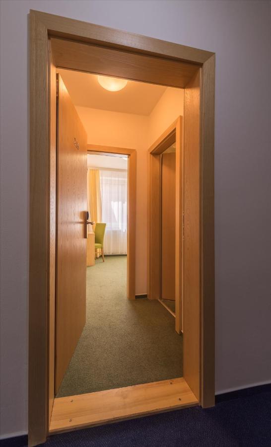 פבלוב Wellness Hotel Iris מראה חיצוני תמונה