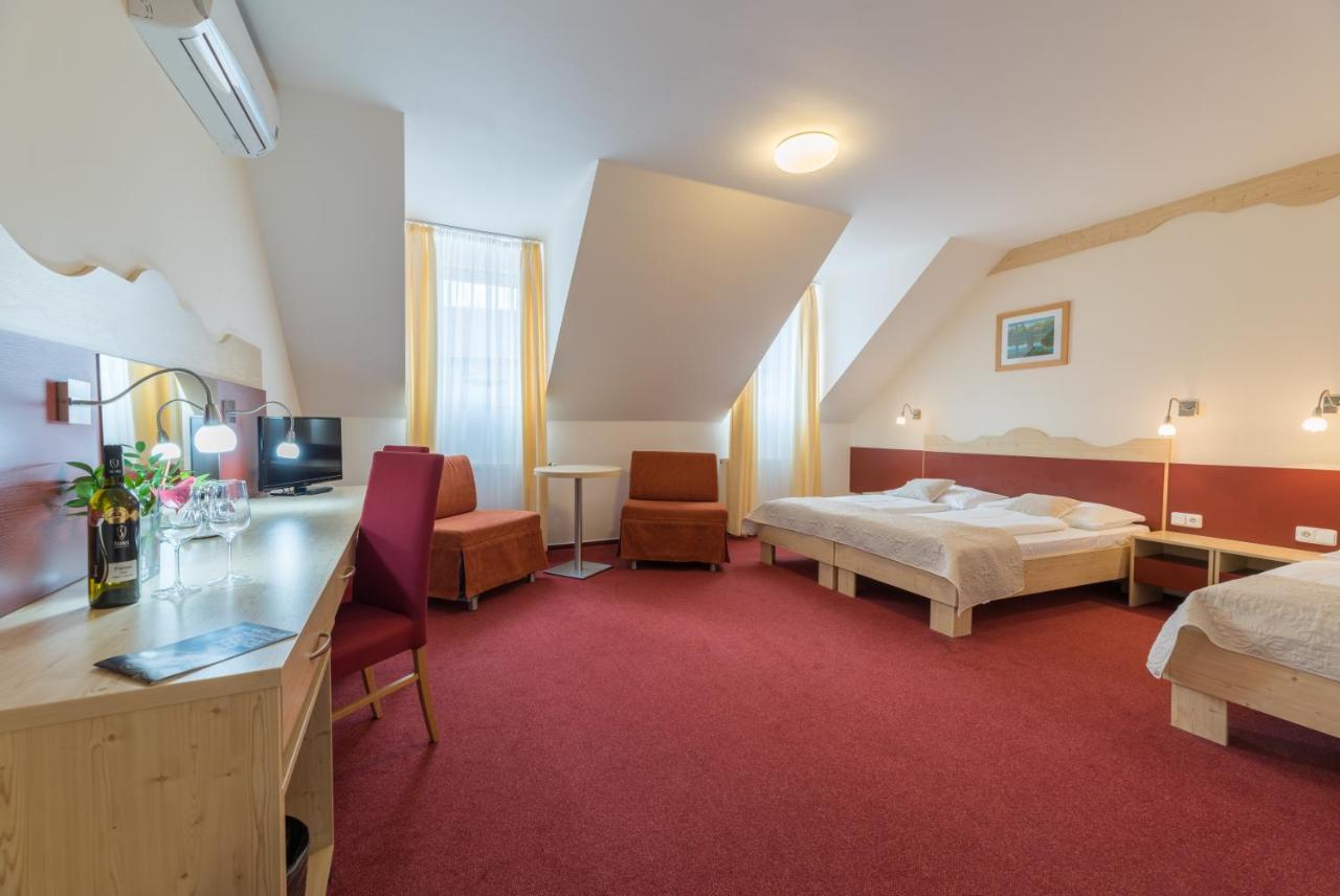פבלוב Wellness Hotel Iris מראה חיצוני תמונה