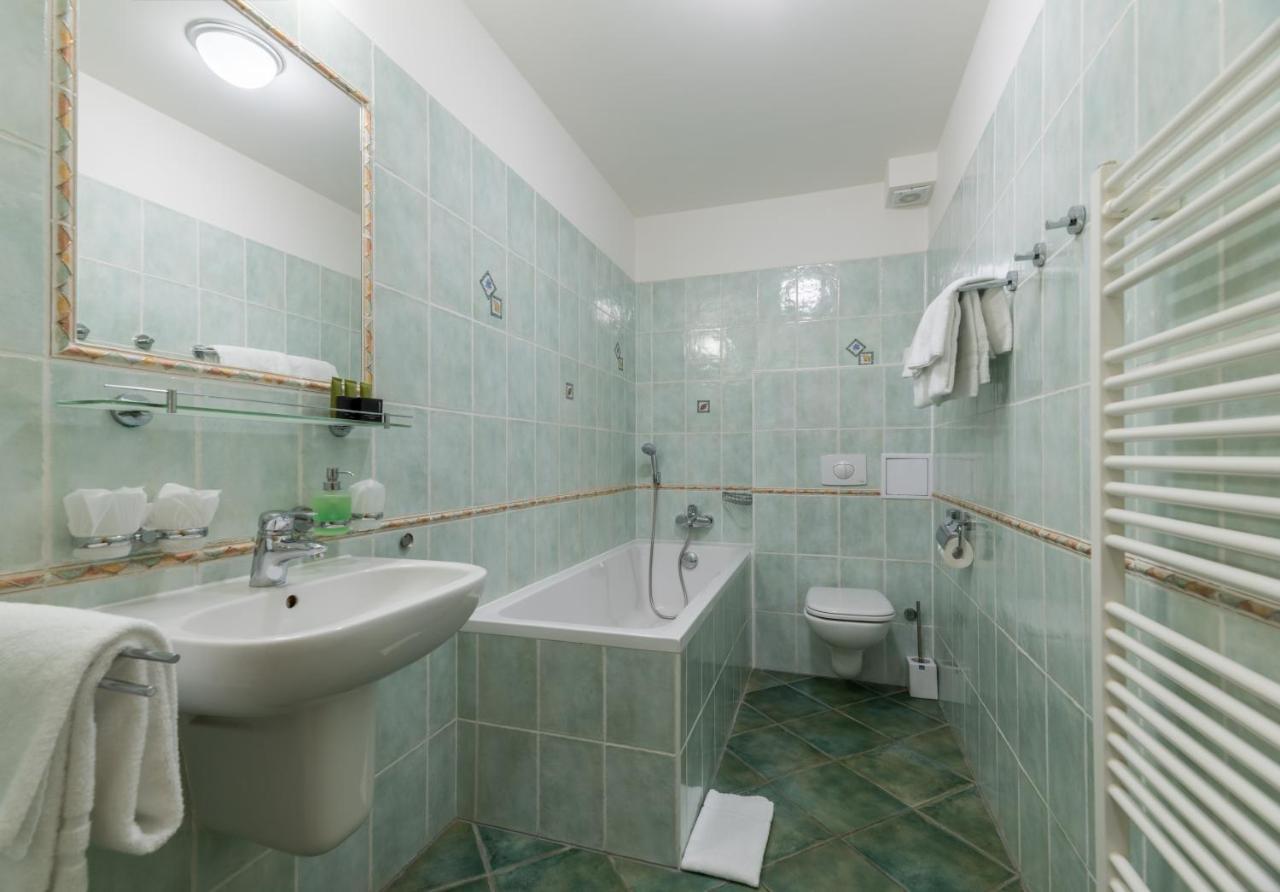 פבלוב Wellness Hotel Iris מראה חיצוני תמונה